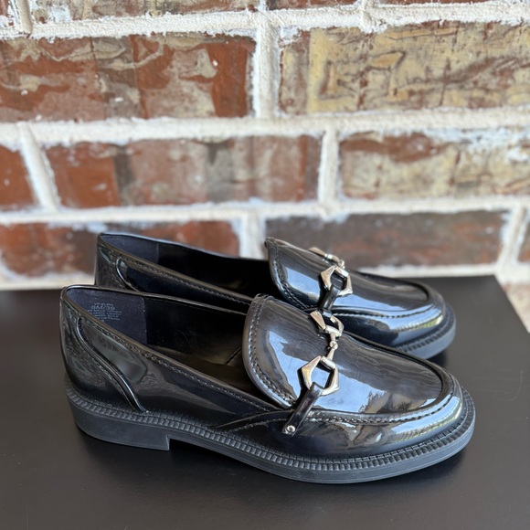 Vince Camuto Elpia Black Patent Leather Loafers Silver Chain Size 8 NWOT - Picture 4 of 14